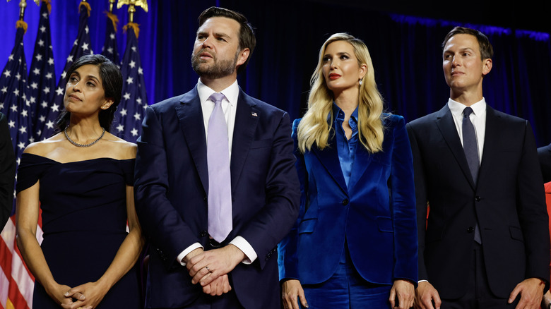 Ivanka Trump dans un costume bleu le soir des élections avec Jared Kushner et JD Vance et Usha Vance
