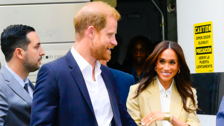 Meghan Markle et le prince Harry à l'extérieur