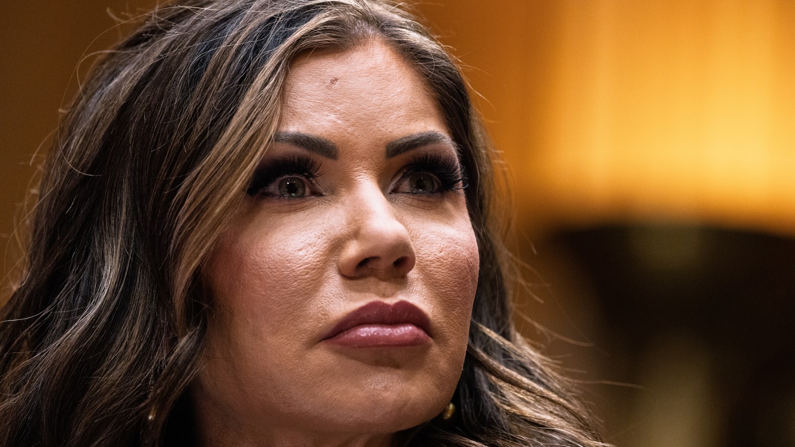 Le look d'eye-liner drastique de Kristi Noem a peut-être été son plus grand faux pas de maquillage à ce jour