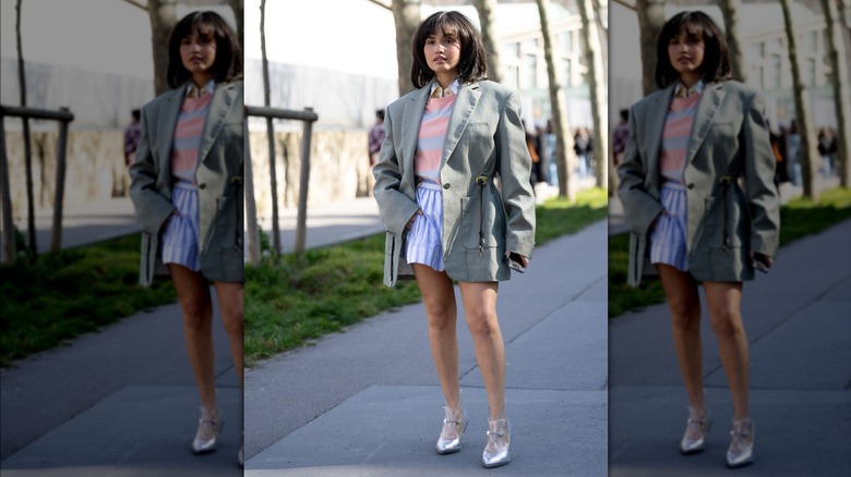 Femme portant une veste grise surdimensionnée