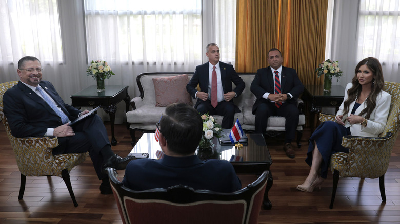 Corey Lewandowski rejoint Kristi Noem lors d'une réunion avec les responsables du Costa Rica