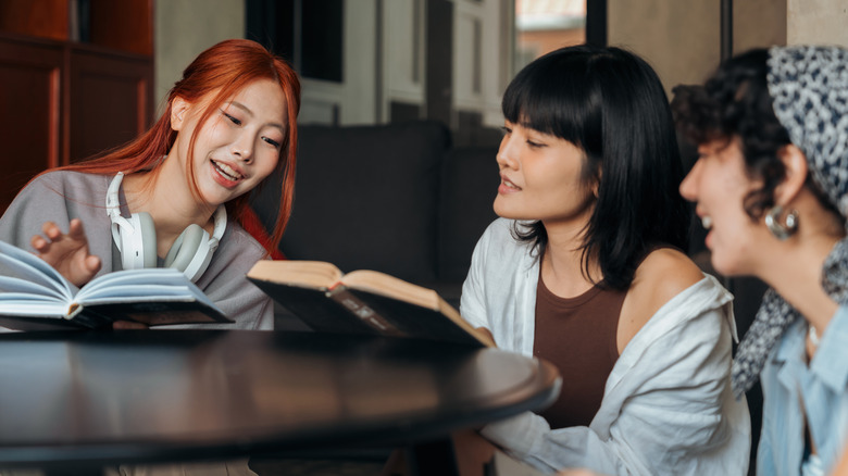 Un groupe d'amis lisant un livre