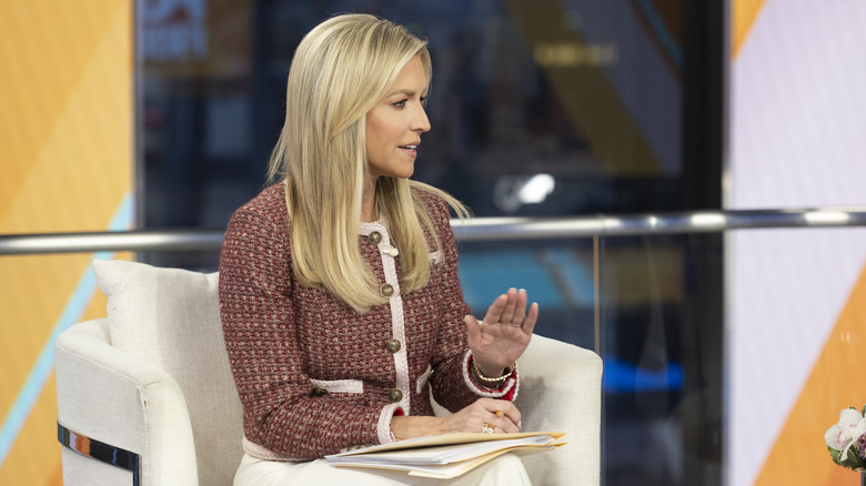 Ainsley Earhardt dans une veste en tweed