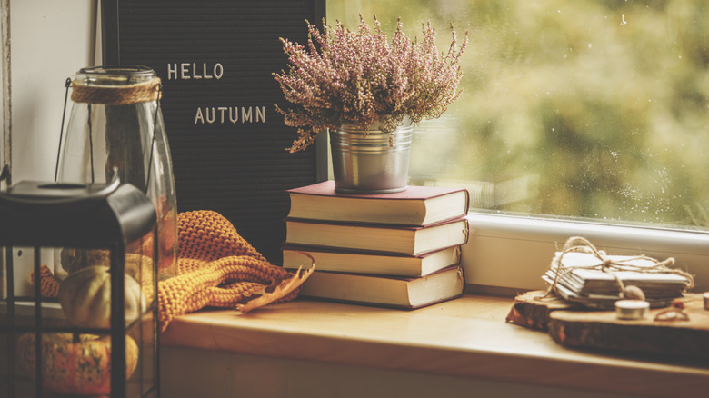 Des livres confortables empilés à côté d'une lecture de signe 