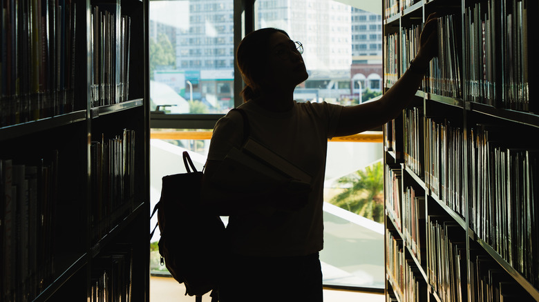 Femme dans une bibliothèque