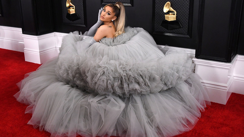 Ariana Grande posant dans une robe de bal bleu gris clair aux Grammys 2020