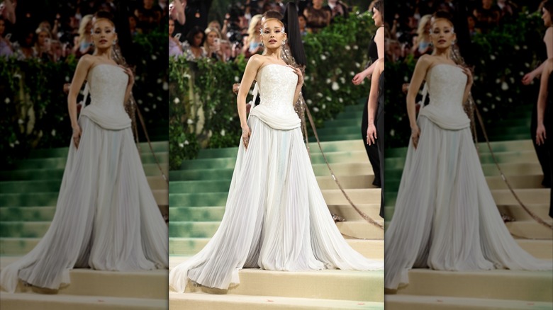 Ariana Grande posant dans une robe de nacre au Gala 2024 Met