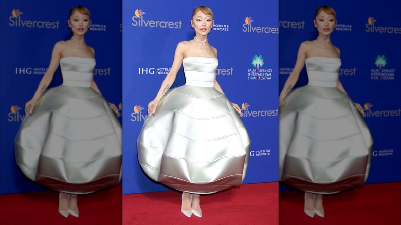 Ariana Grande posant dans une robe à bulles en argent au 36e film annuel de Palm Springs en janvier 2025