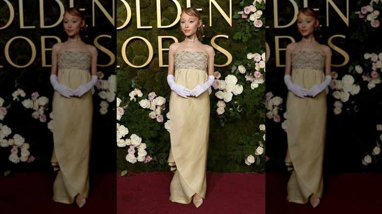 Ariana Grande posant dans une robe de colonne jaune aux Golden Globes