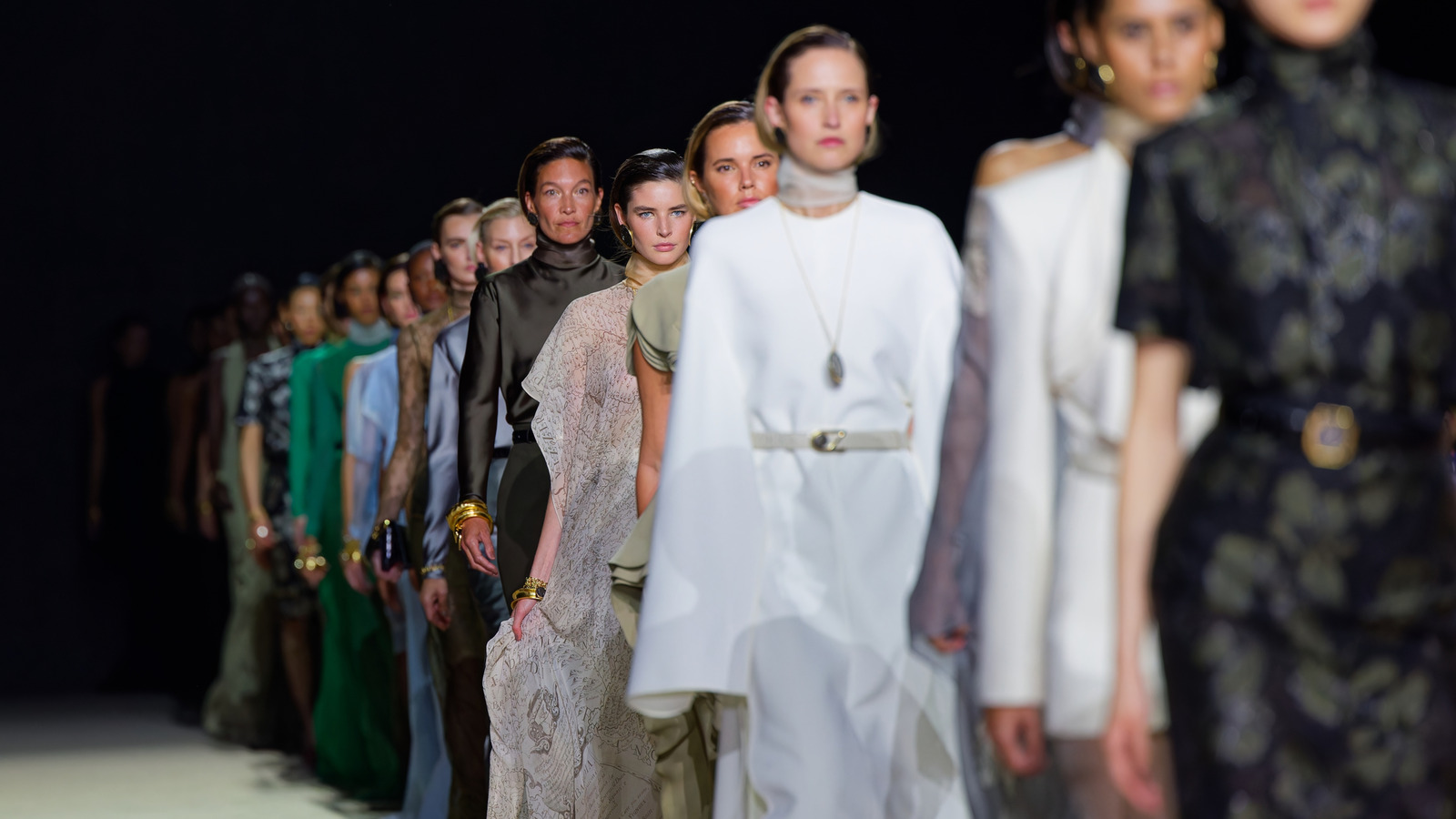 Les tendances des couleurs à avoir sur votre radar de mode pour l'automne 2025