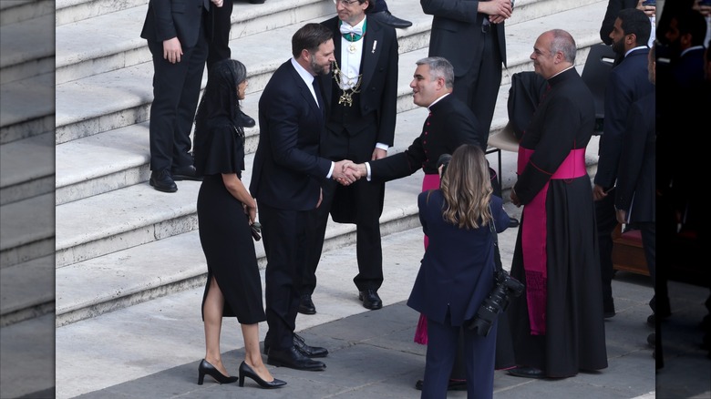 Usha Vance à la masse d'inauguration du pape Leo XIV portant une robe noire
