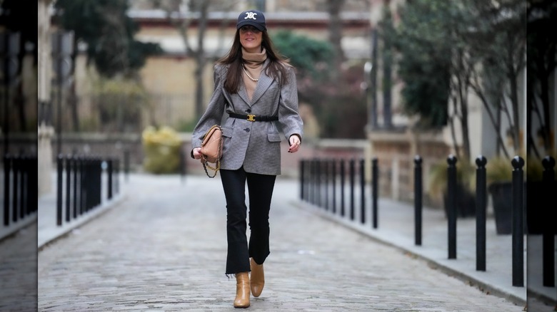 Femme portant une veste surdimensionnée avec ceinture