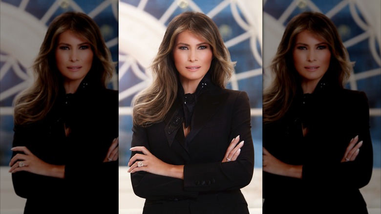 La première dame Melania Trump pose pour son portrait officiel dans sa résidence à la Maison Blanche en avril 2017