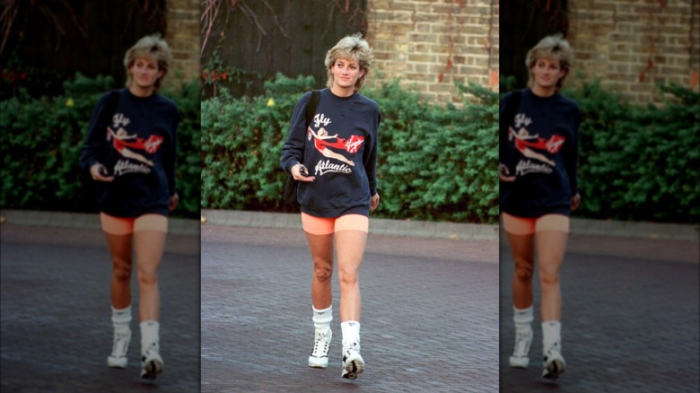 La princesse Diana se dirigeant vers le gymnase dans son look gymnase emblématique en 1995