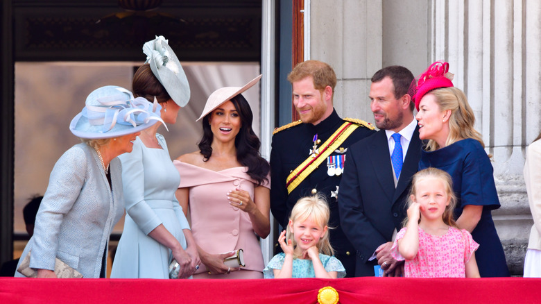 Camilla, Kate Middleton, Meghan Markle, le prince Harry et d'autres membres de la famille royale discutant entre eux
