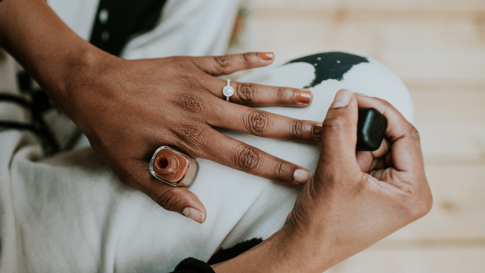 Manucures à tendance pour l'automne 2025 qui intensifieront votre jeu d'ongles