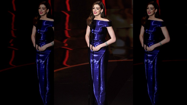 Anne Hathaway aux Oscars 2011 dans une robe Armani