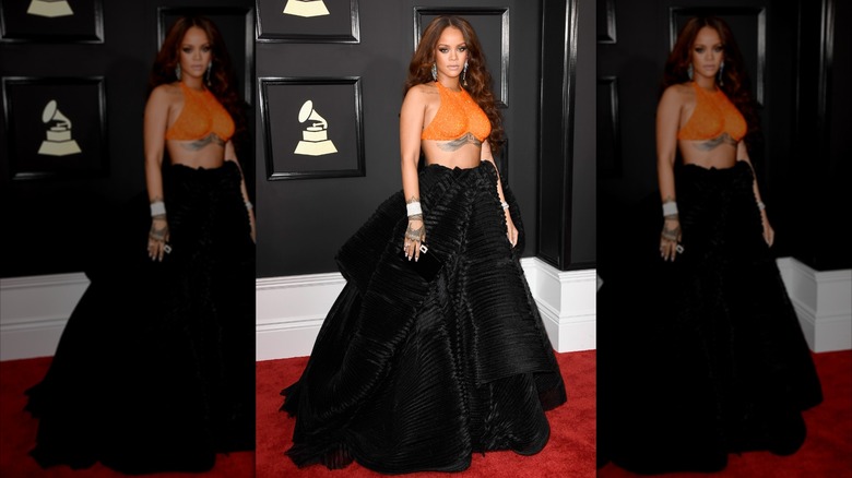 Rihanna dans une jupe noire et un haut orange aux Grammys 2017