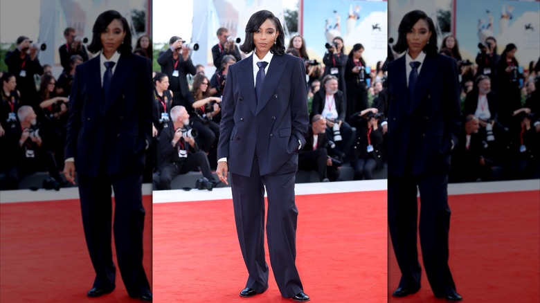 Jessica Williams dans un costume Blue Armani au Festival du film de Venise 2025