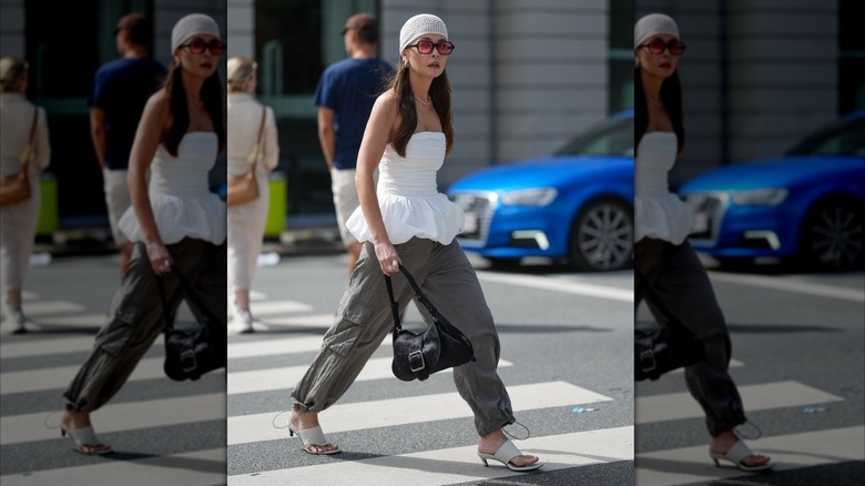 Femme portant un haut blanc et un pantalon ample