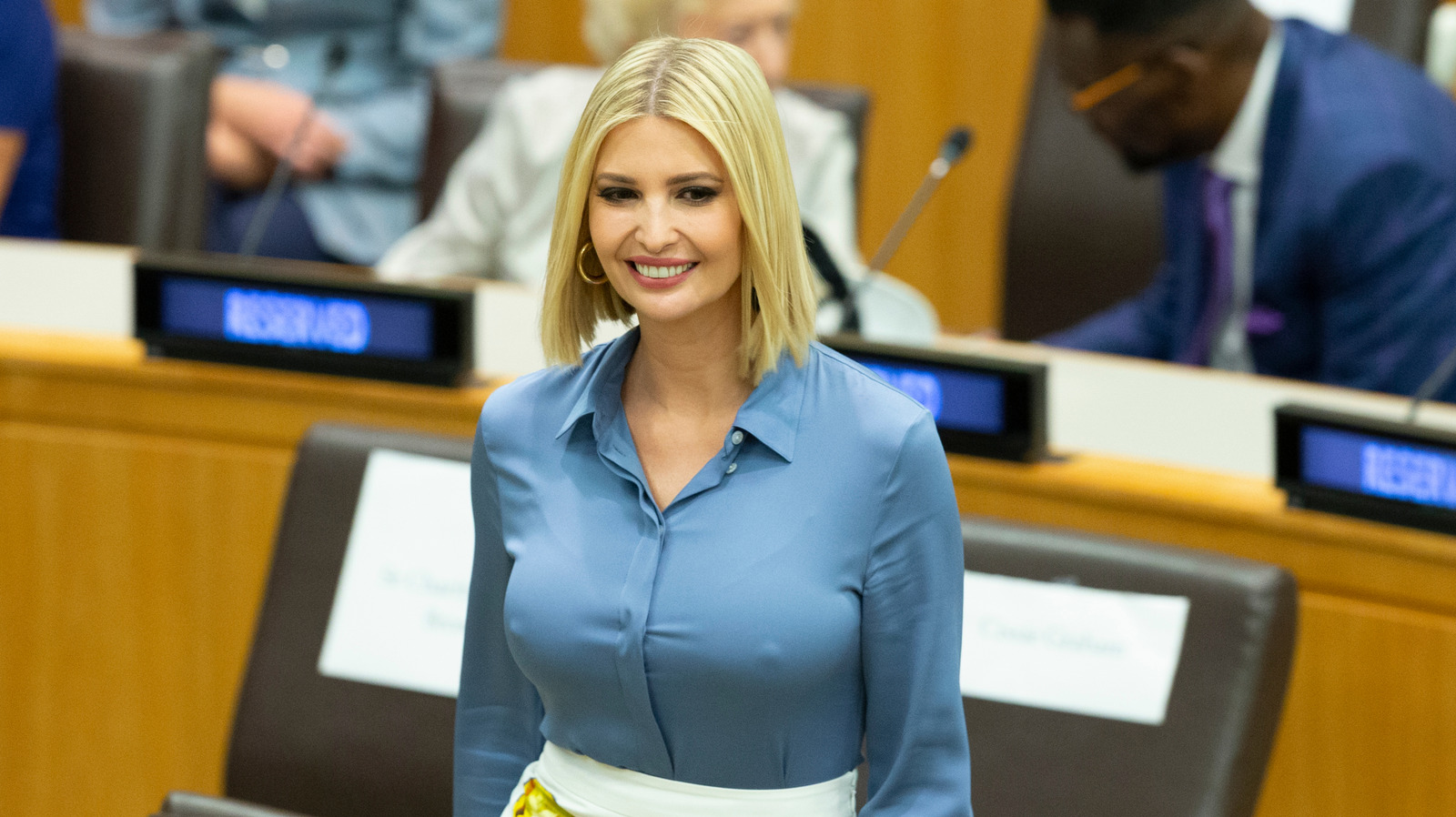 Ivanka Trump a l'air si différente sans ses cheveux dans sa partie centrale signature