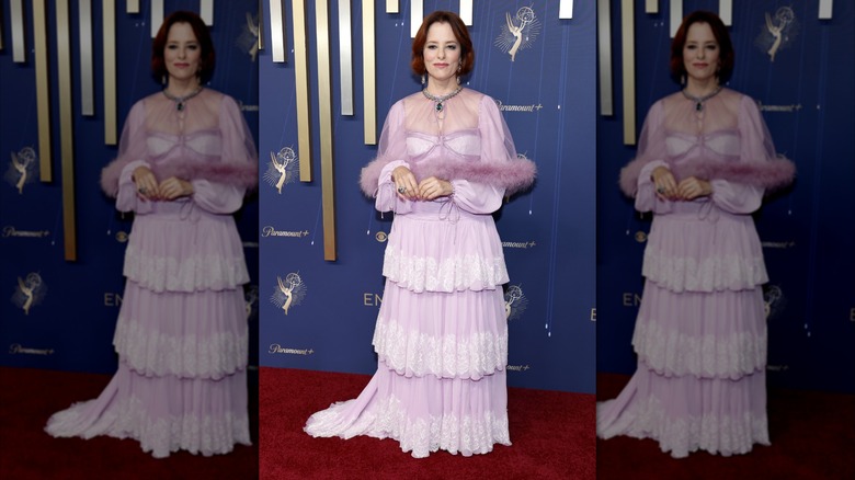 Parker Posey sur le tapis rouge aux Emmy 2025