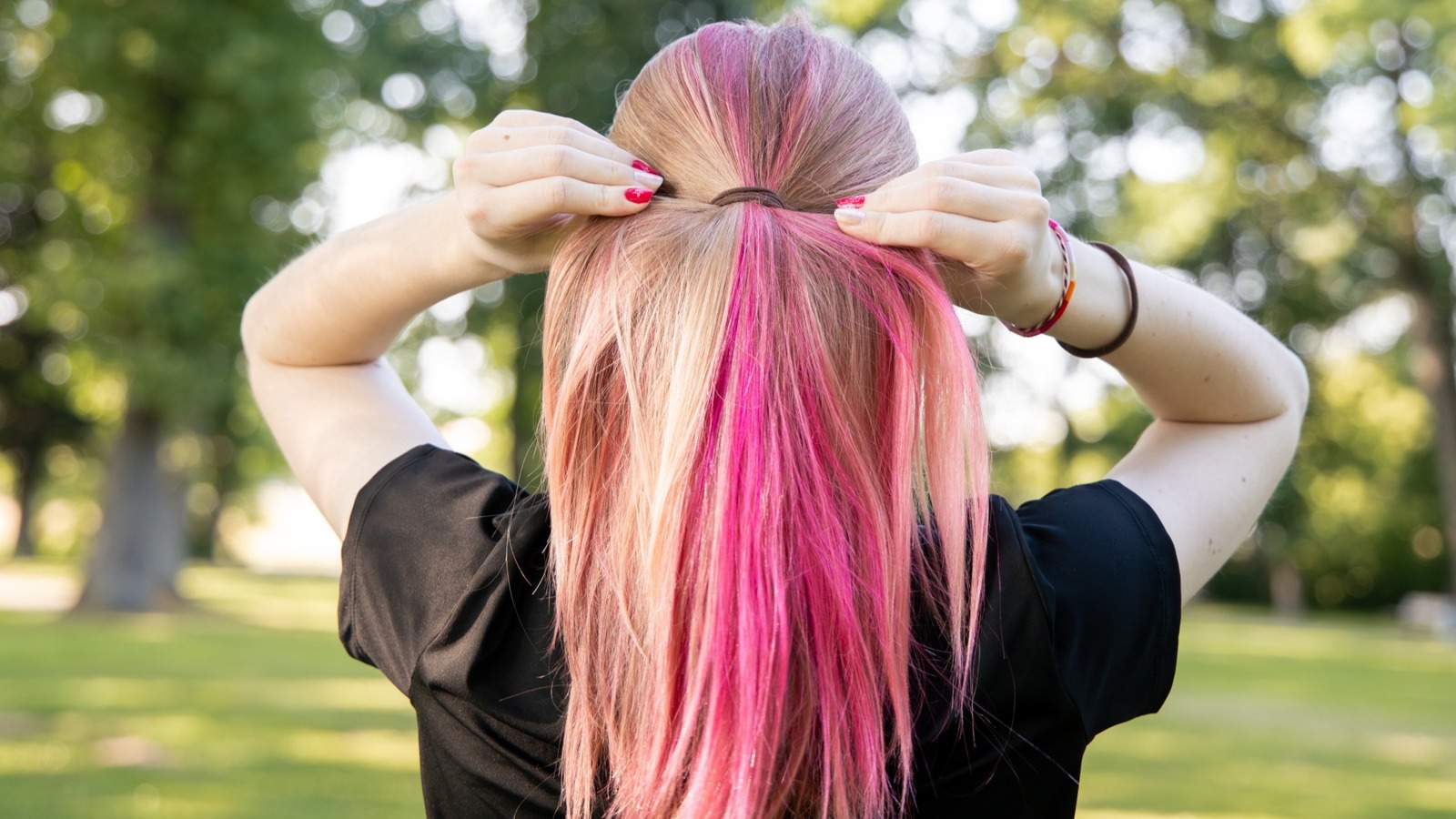 L'habitude de cravate de cheveux qui peut endommager votre cuir chevelu