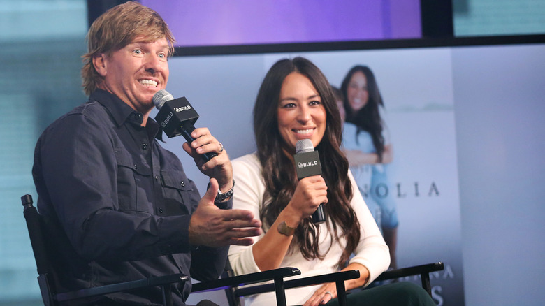 Chip et Joanna Gaines sur scène tenant tous les deux des microphones