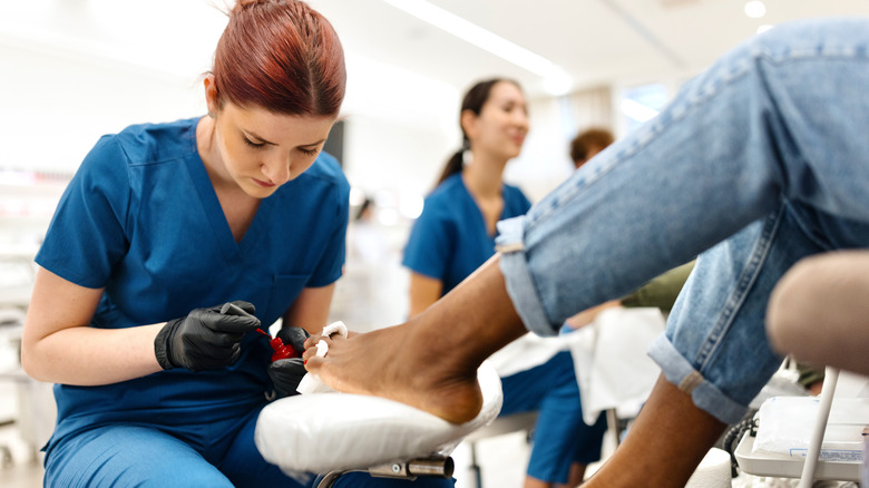 femme obtenant une pédicure sèche