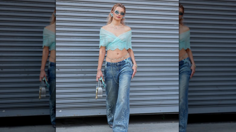 Femme portant des jeans de faible hauteur