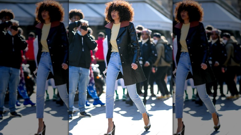 Femme portant un jean mince