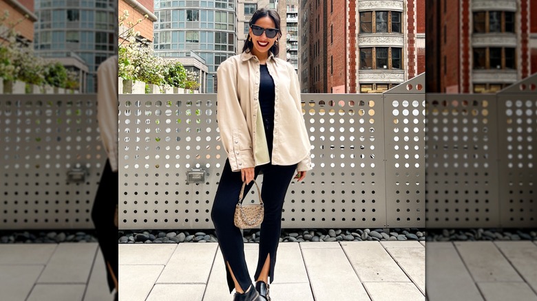 Femme portant des jeans à ourlet divisés