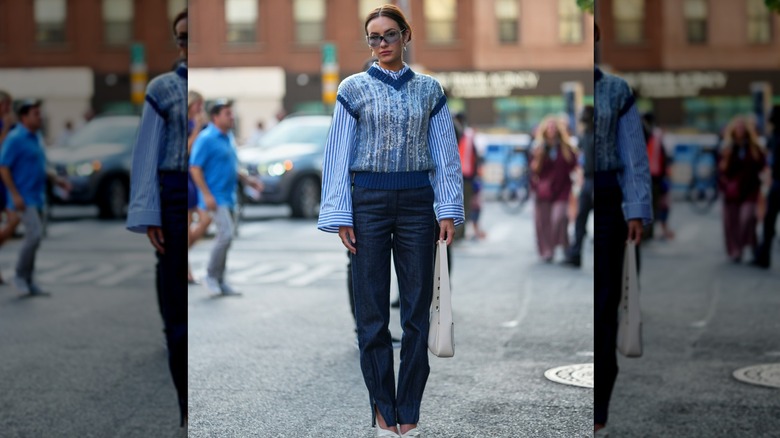 Femme portant un gilet pull et un jean bleu foncé