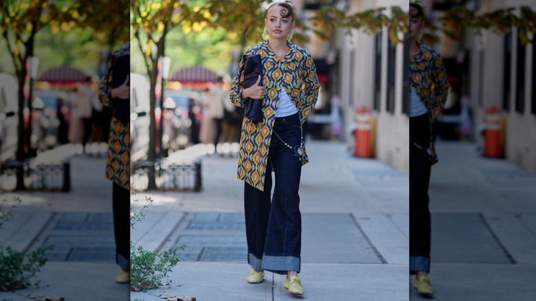 Femme portant un jean pantalon