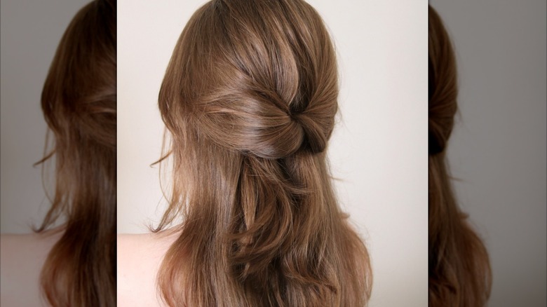 Femme avec une demi-queue de cheval tordu