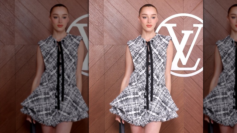 Phoebe Dynevor porte un plaid Louis Vuitton à Paris