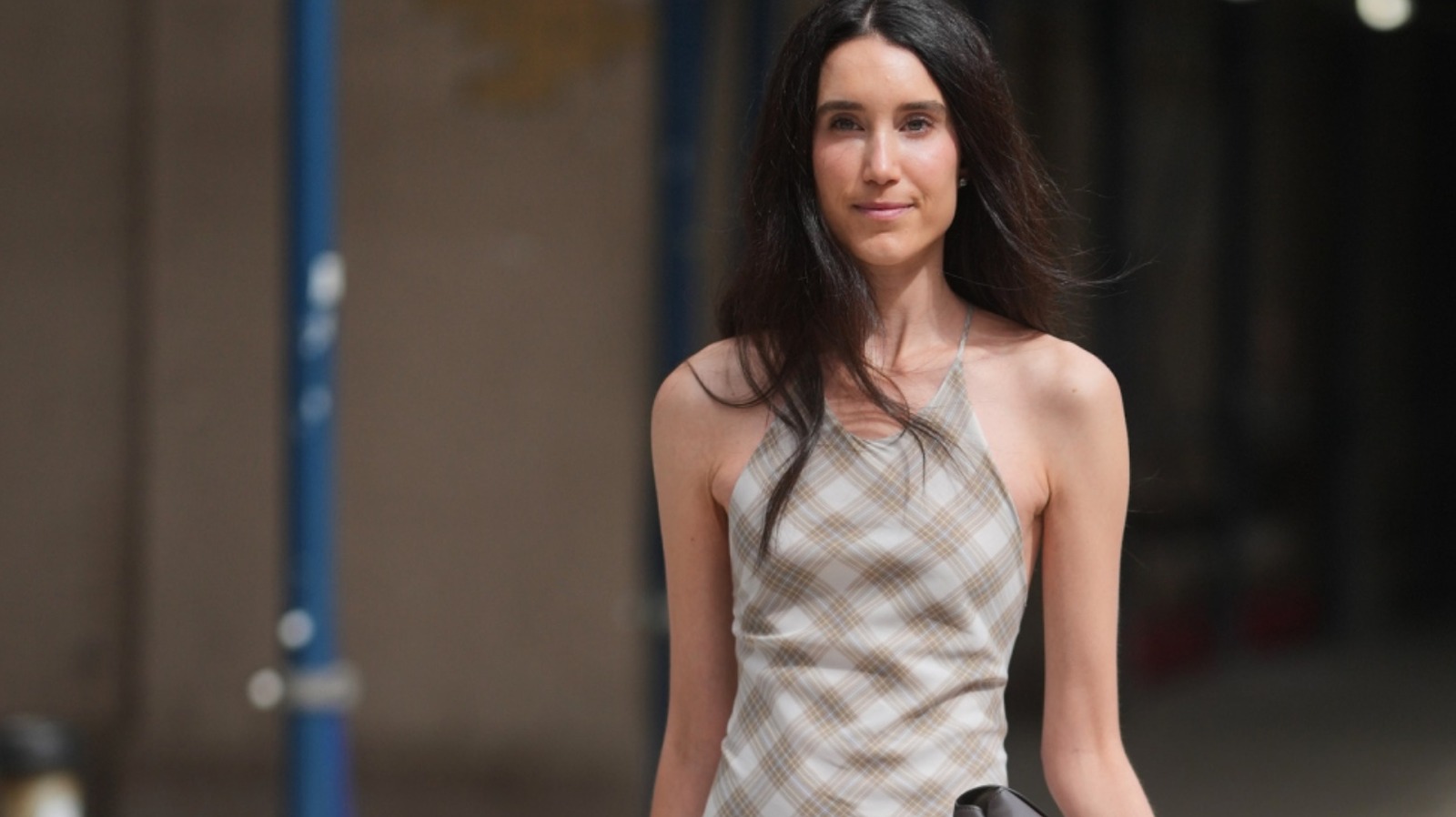 La manière spécifique dont tout le monde est élégant porte un plaid pour l'automne 2025