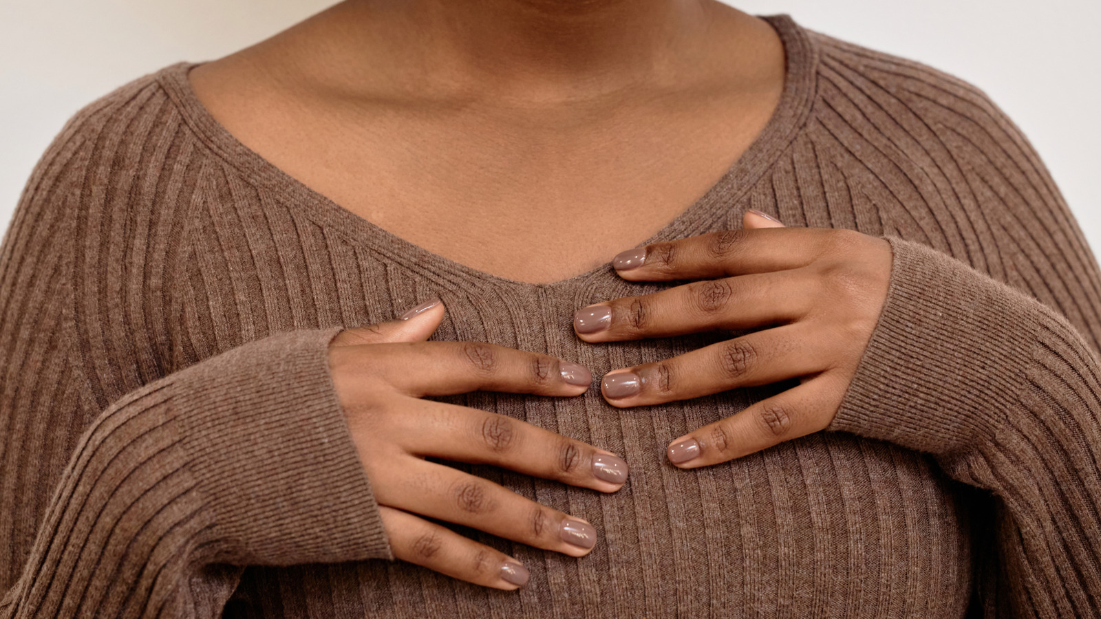 8 idées courtes à ongles pour l'automne 2025