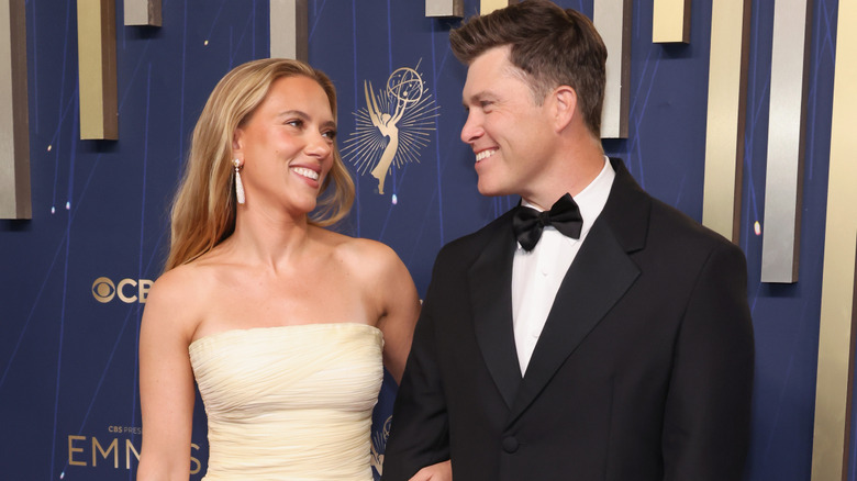 Scarlett Johansson et Colin Jost assistent aux 77th Primetime Emmy Awards au Peacock Theatre le 14 septembre 2025 à Los Angeles