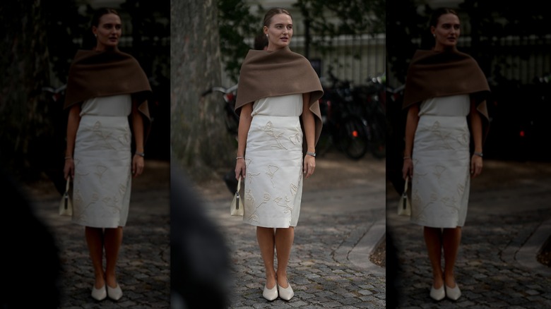 Femme vêtue de luxe calme à Copenhague Fashion Week 2025