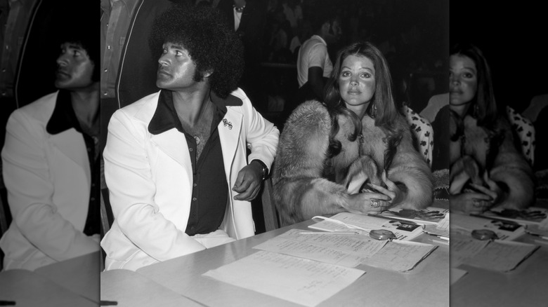 L'acteur américain Priscilla Presley est assis avec son petit ami, l'instructeur de karaté Mike Stone, lors d'un tournoi de Kung Fu