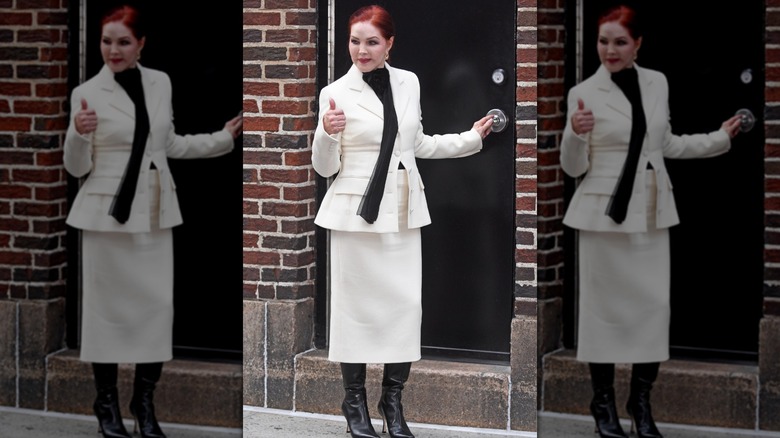 Priscilla Presley alors qu'elle se dirigeait vers l'enregistrement de The Late Show avec Stephen Colbert