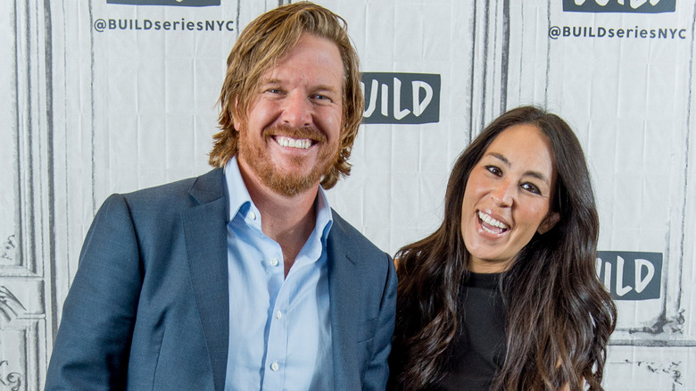 Chip et Joanna Gaines debout ensemble lors d'un événement