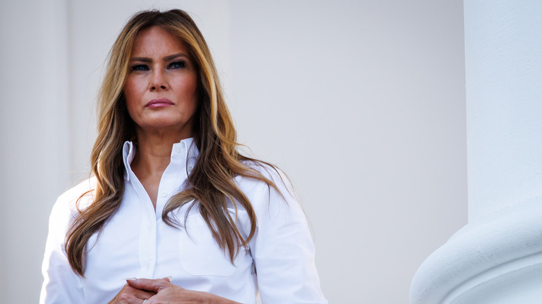 Melania Trump à la Maison Blanche à l'air misérable dans un chemisier blanc