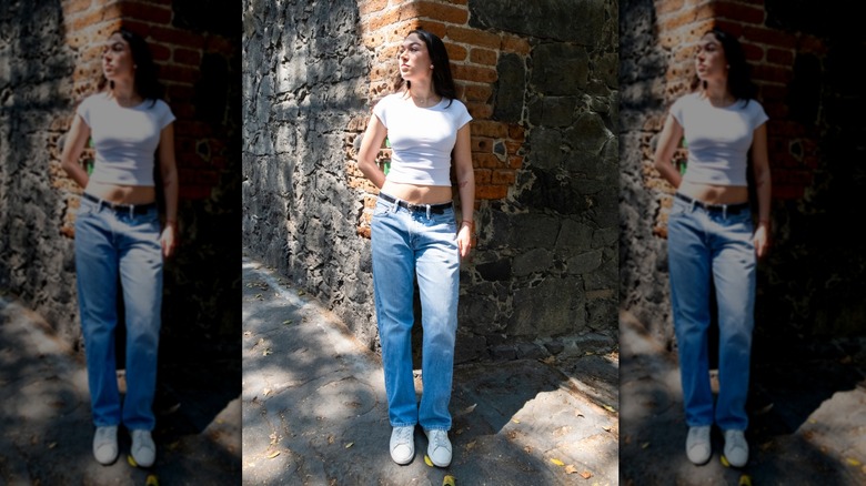 Femme en jean à faible hauteur