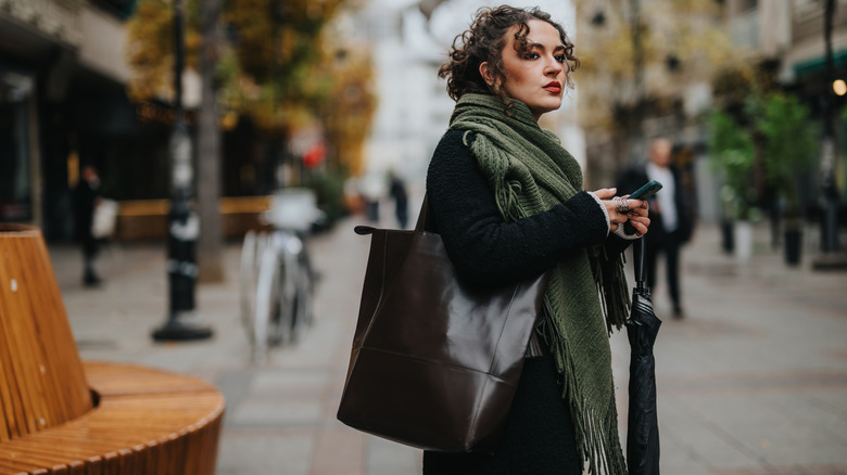 femme portant un grand sac