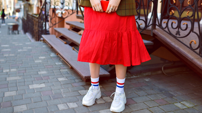 Femme portant de vilaines baskets blanches