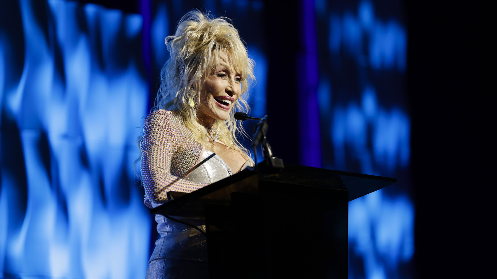 Des photos rares des cheveux naturels de Dolly Parton s'avèrent plus gros ne sont pas toujours mieux