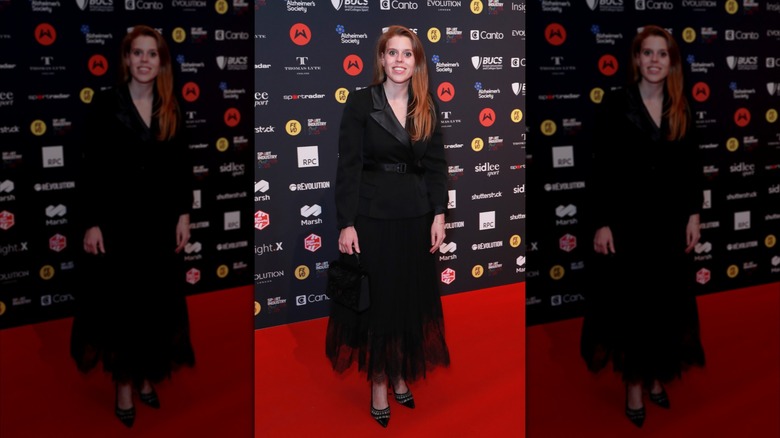 Béatrice porte tout noir sur le tapis rouge