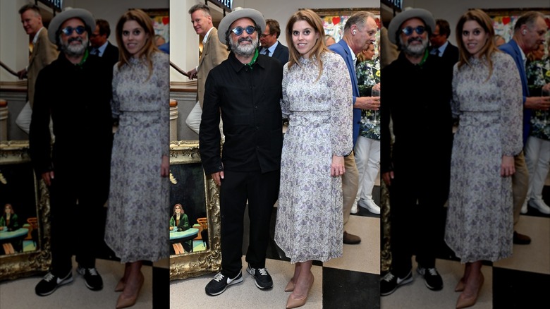 Béatrice pose dans des pompes beige et une robe maxi